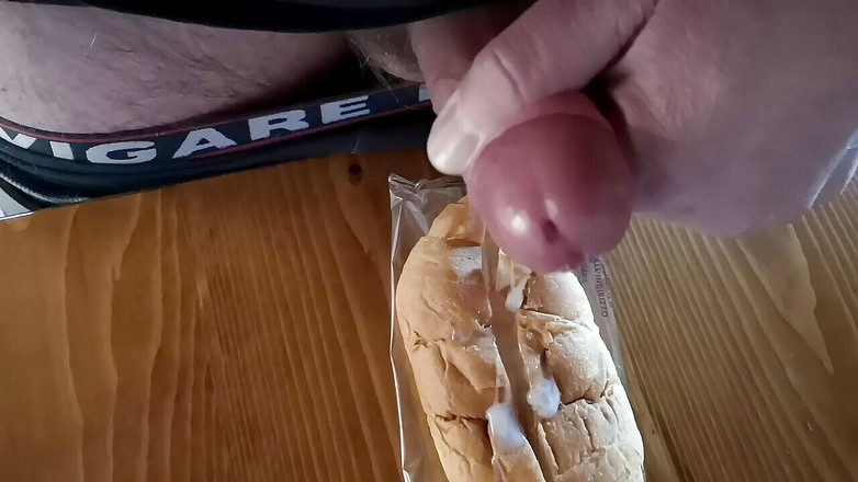 Cicci77: Cicci77 prepara la colazione dello sperma nella mensa del cantiere,...