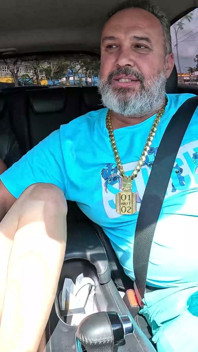 La séduisante Stela Selegatto de São Paulo a donné son cul sexy au milieu de la rue pendant la manège