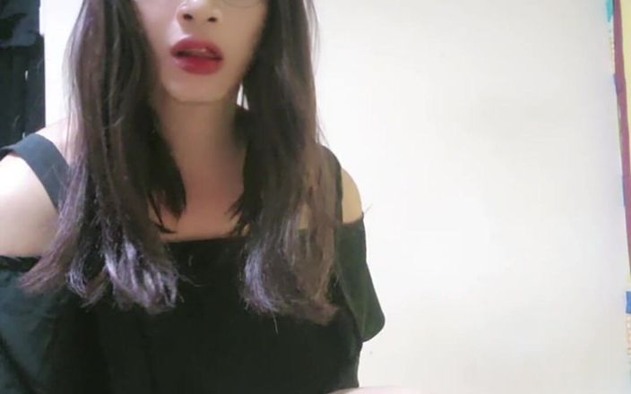 Taiwancdgirl: Transeksüel ting xuan seksi yüksek topuklu ayakkabılar giyiyor ve çeşitli dildolarla...