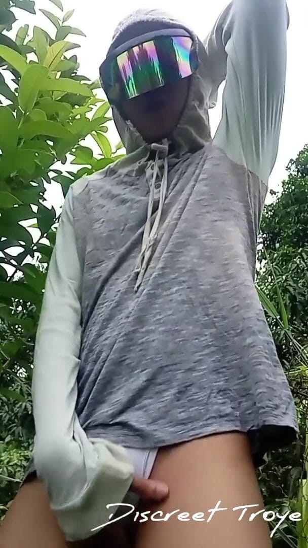 Troye_AsianPinoy: एशियाई फिलीपीनी व्यस्त सड़क के किनारे से कपड़े उतारती है - pinoy jakol sa kalsada