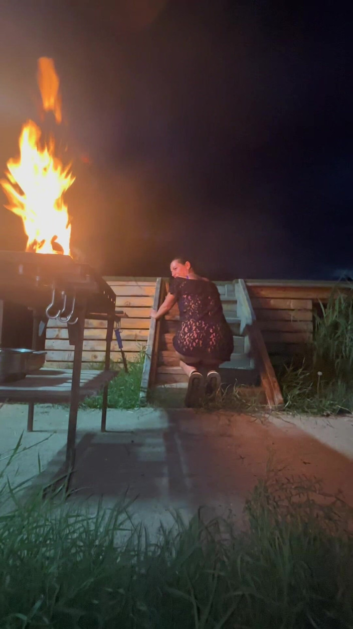 MilfyCalla: Tangga mengusik oleh api - Sheer Top, Thong &amp; Tarian perlahan