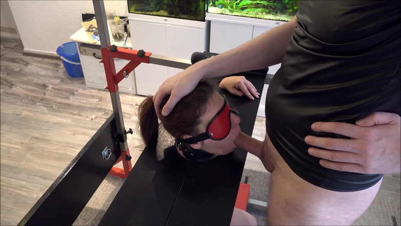 Master-Thomas: Esclavo indefenso en picota, llevado al orgasmo en Sybian