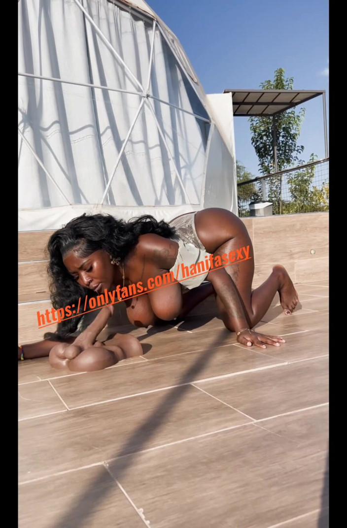 Nasty_hotbabe: 18-jarige die grote zwarte pikken buitenshuis zuigt in het openbaar...