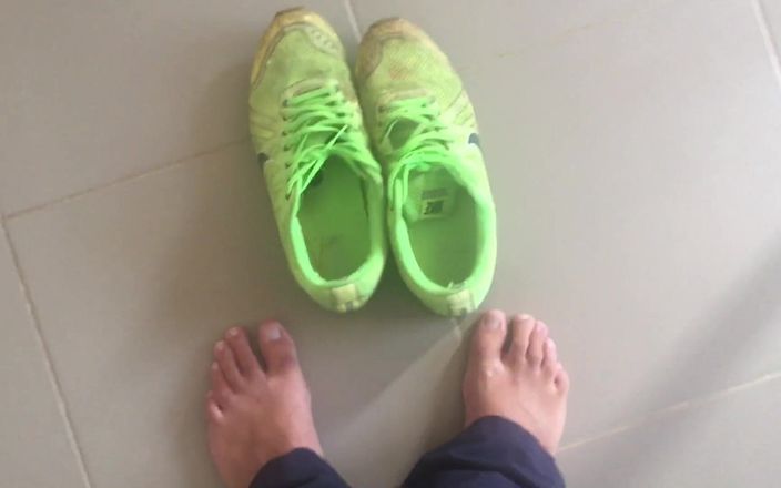 Manly foot: 운동화에 정액 - 팬 요청 비디오 - 트위터