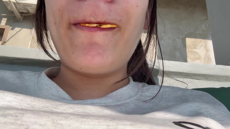 AmayaMori: La ragazza gigantessa trova un piccolo uomo nella sua borsa...