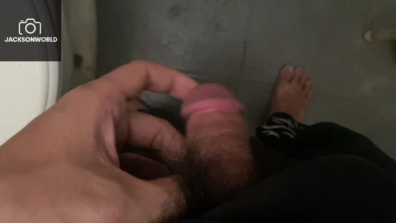 Jackson World: Bị bắt gặp đang chụp khoảnh khắc riêng tư trong phòng...
