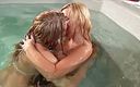 Hot Lesbian Babes: Două fete tinere lesbiene în piscină