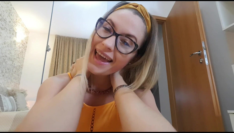 Erotic Tanya: Lifting skirt with farts