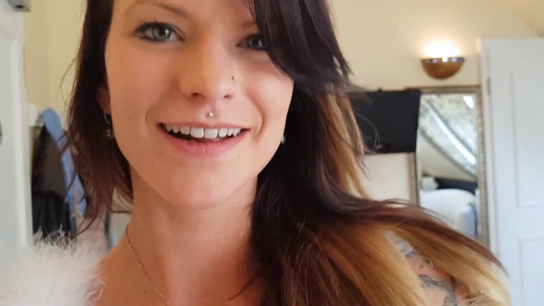 Nylon MILFS: Hot fuck in the hotel