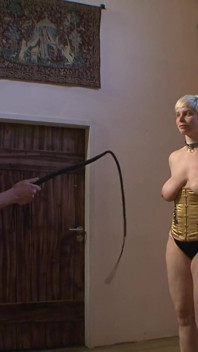 Dziki klip BDSM z dwiema niemieckimi blondynkami i facetem
