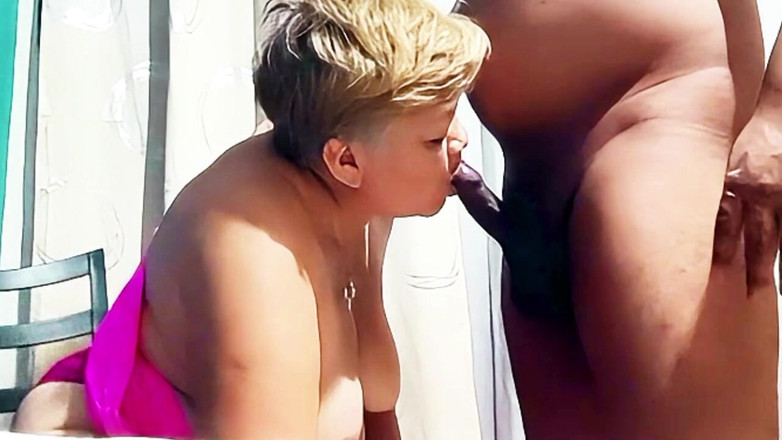 Milfta boohot: 老奶奶在老公不在的时候骑乘她变态的年轻情人的鸡巴