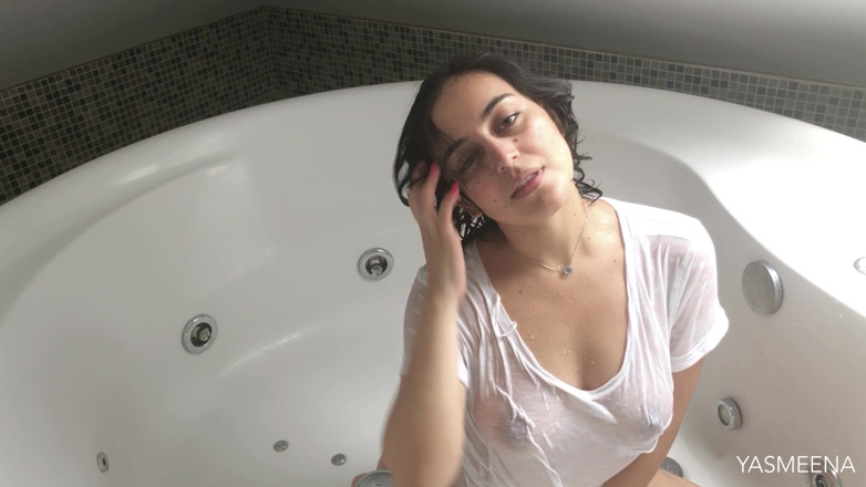 Yasmeena Ali: Douche verleiding met poesje en kont spreiden