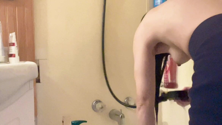 sweethanajapanese: Hana waschen ihre haare auf der badewanne, kleine titten, so...