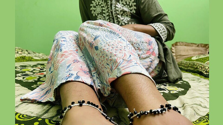 Riya Chowdhury: Seksi bayan pembe amına meyve suyu döküyor