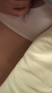 Geile teen-asiatin fingert ihre getränkte muschi tief