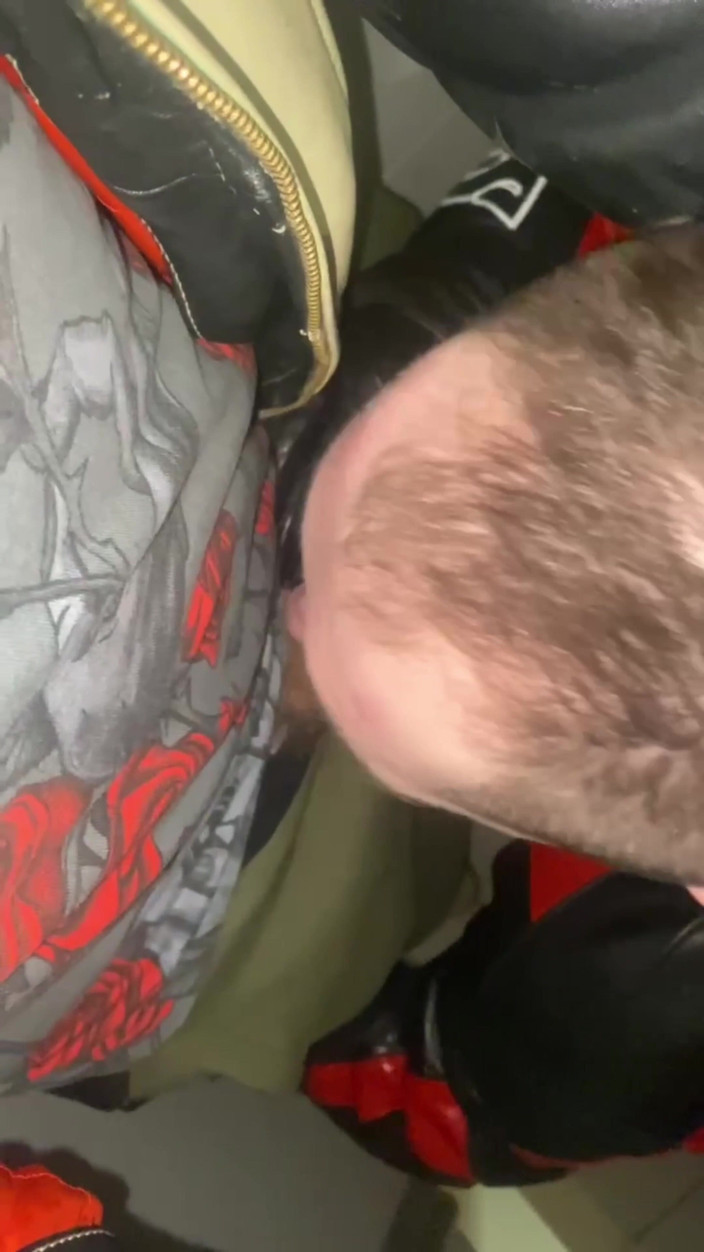 KinkySirius: 金基西里乌斯穿着查夫·斯卡利服装，在车站厕所里被一只穿着皮夹克的熊