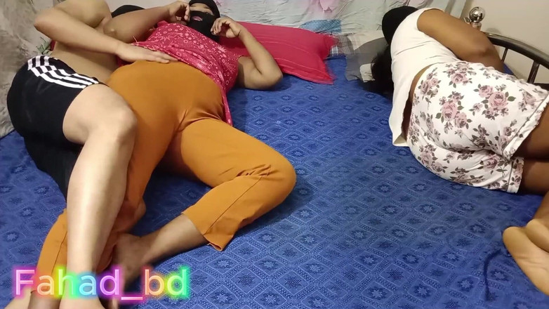 Fahad_bd: セクシーな妻とサリの義理の妹の前でセックス 3 スリー・サム パート - 1