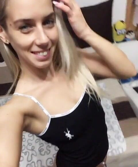 Nesty: Hola chicos miran mi dulce culo