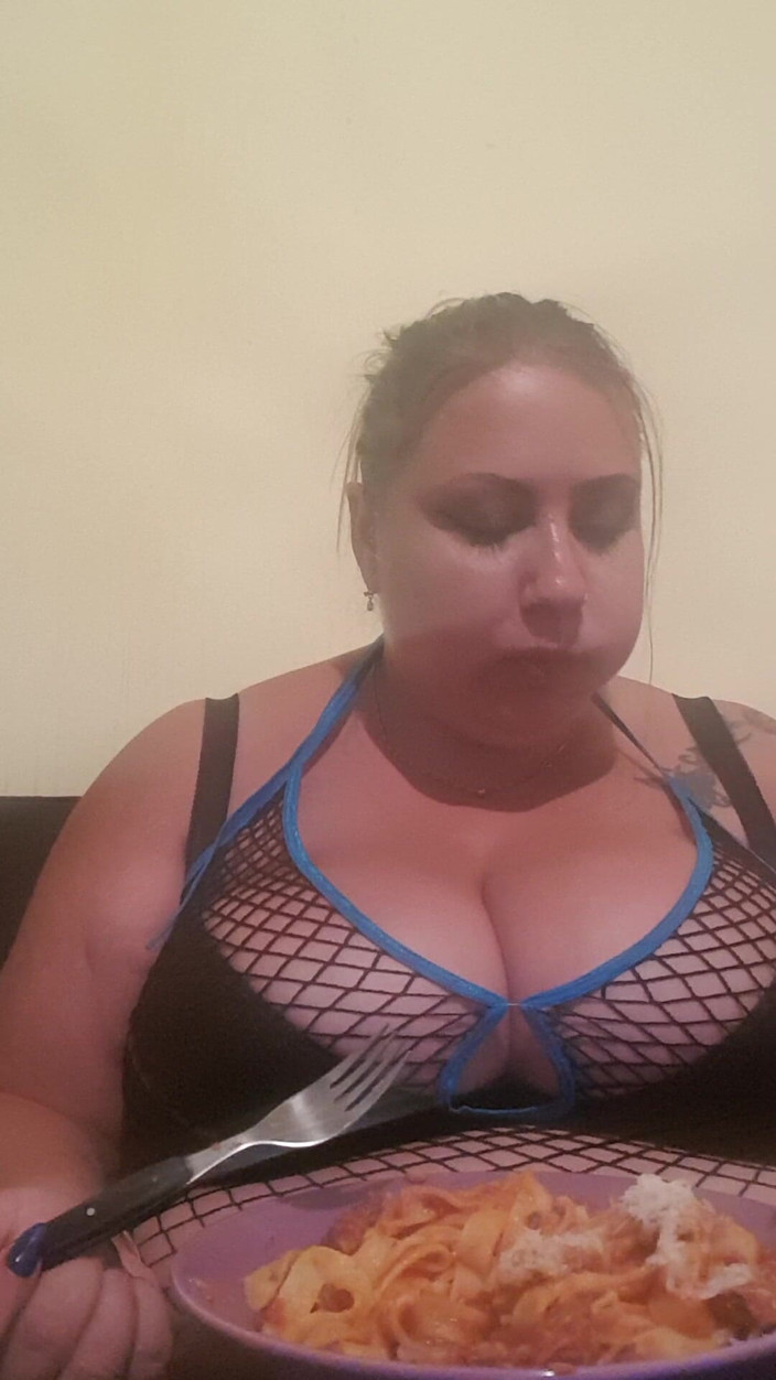 LoraBbw: Nhồi tự của tôi với mì ống / feedee