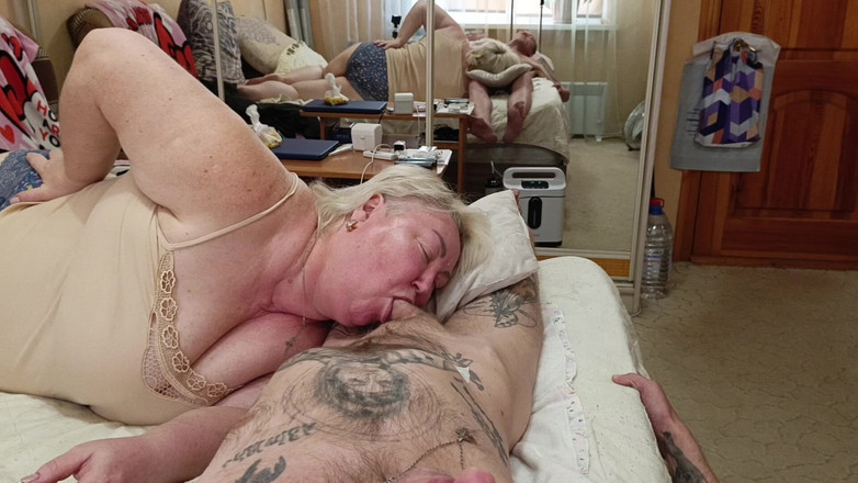 Zona901: Jiran menghisap batang saya sehingga saya pancut ke dalam mulutnya