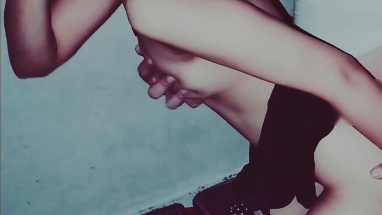 Hot Sis: Napalona żona rucha się z przyjacielem męża