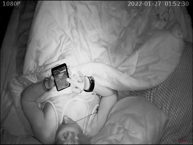 KittieNoOne: Kamera zachytí milfku při masturbaci