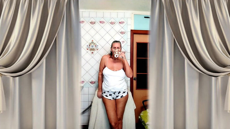 Lukerya: Ateşli ev hanımı Lukerya mutfakta saçı aşağıda