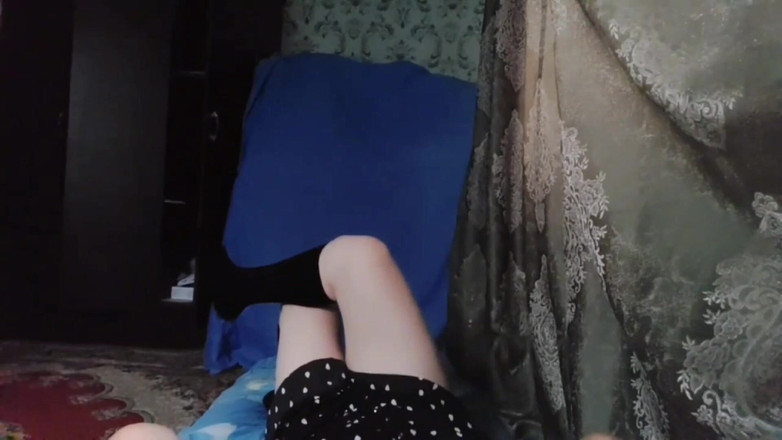 Kitty_Cross: Morbido ragazzo effeminato femminile si scherza in un abito soffice