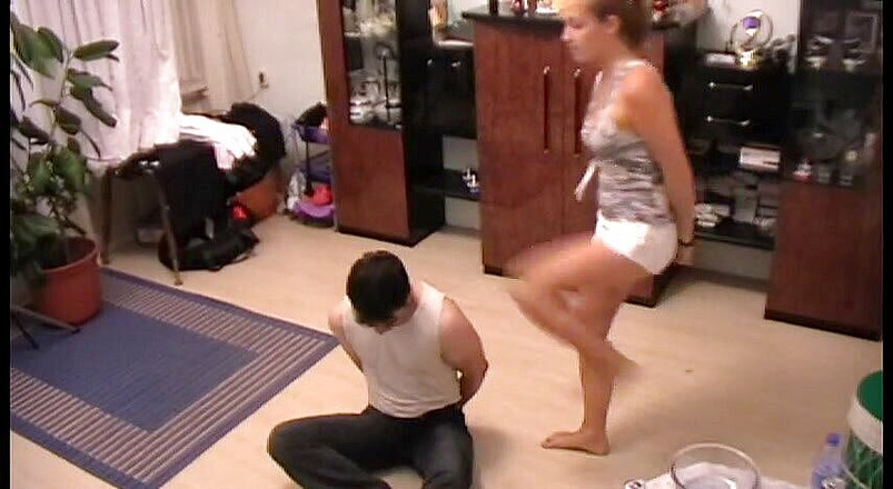 Femdom Austria: Dia seronok menurunkan hambanya