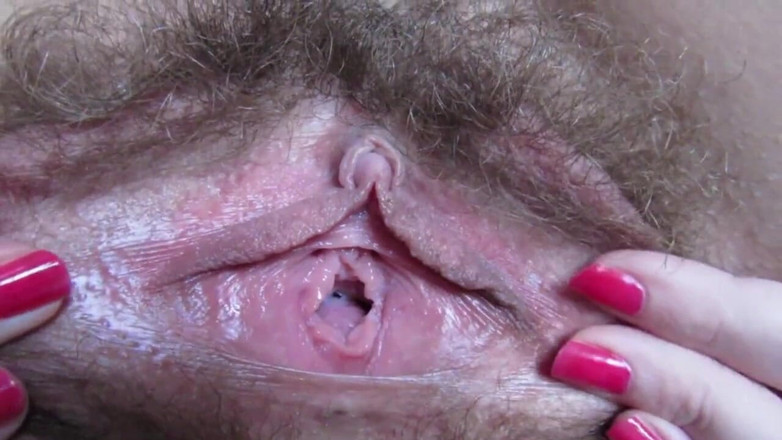Angelinga: Buceta peluda não é um obstáculo para o clitóris