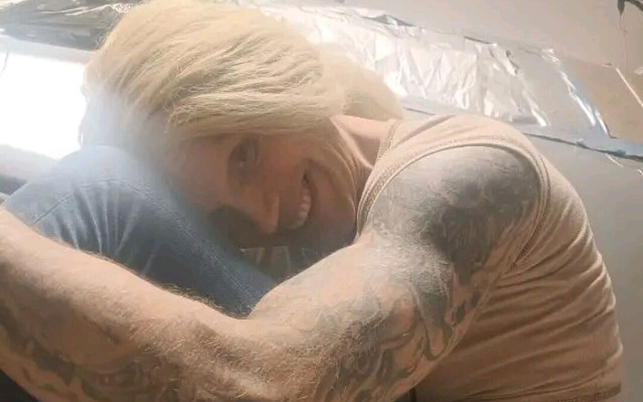 TS JACKIE BLACKED: 苗条的白人变性人荡妇摇晃屁股