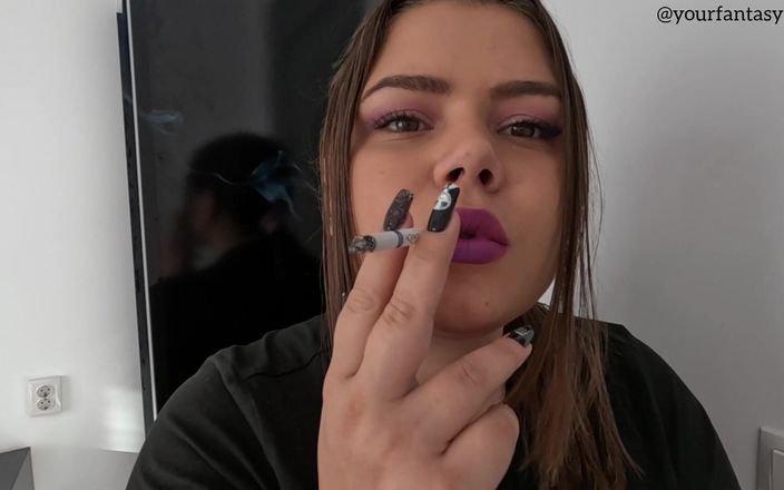 Your fantasy studio: Close-up Smoking with Purple Lipstick