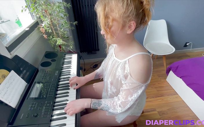 Nicole White: Joacă pe tastatura în scutec