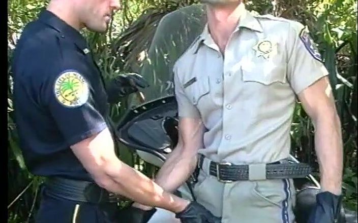 Gays Case: Due culi maliziosi che leccano poliziotti gay fanno un pompino...