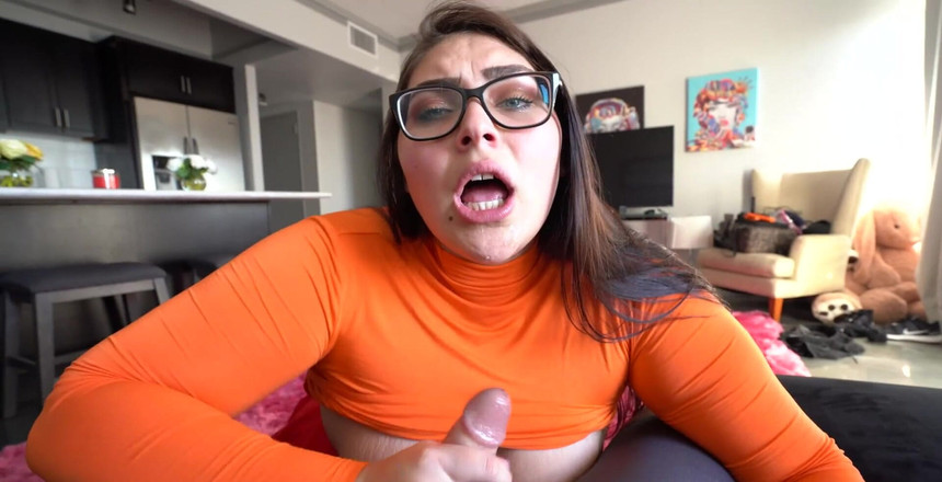 Jack Sterling: Velma seksi memberikan blowjob kepada batang keras dan dapat pancutan...