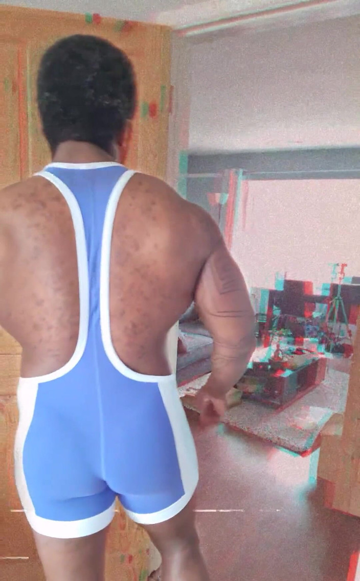 Amadeus: Eu acho que eu gosto de azul agora, faz protuberância...