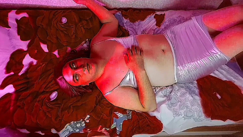 Kitty_Cross: Femboy comel berambut merah semasa berbogel di atas katil