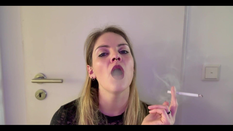 Naughty Natascha: Primo piano di una fuma in pizzo nero