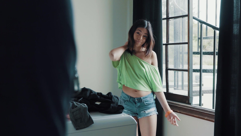 Reality Junkies: Pollas grandes y pequeñas putitas 3 escena 2 - ella ama la polla...