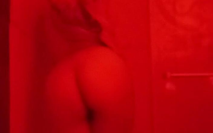 Nia Cavallini: Seksowny nagi pokaz czerwony ciężko