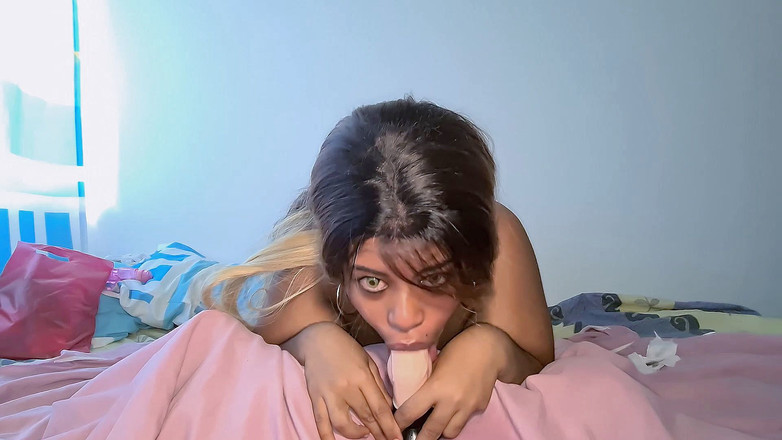 SexyButtrfly: Сексуальна темношкіра робить брудний глибокий заглот своєму великому ділдо