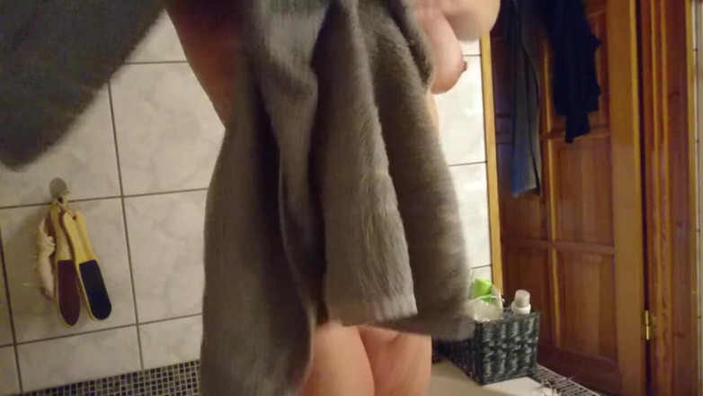Hot-Pussy66: Banyoda çamaşır yıkıyorum