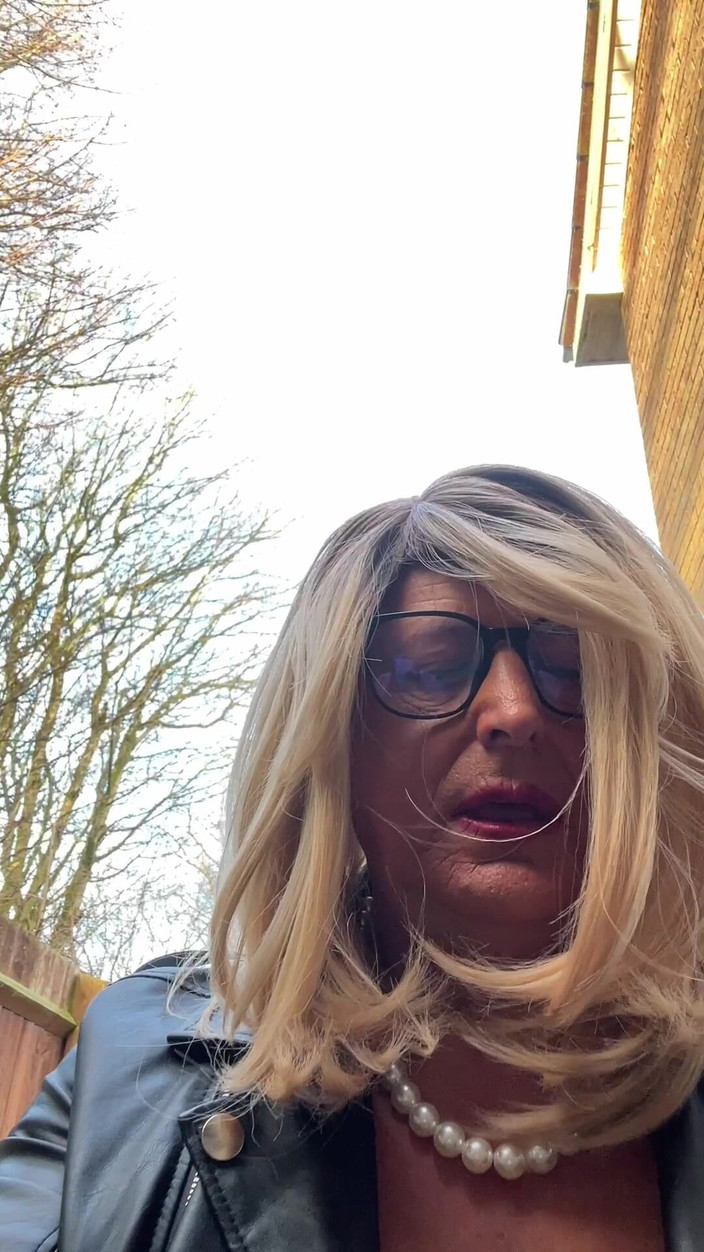 Kellycd2022: 业余 crossdresser Kellycd2022 性感熟女在放荡的黑色渔网紧身衣裤里撒尿我的内裤