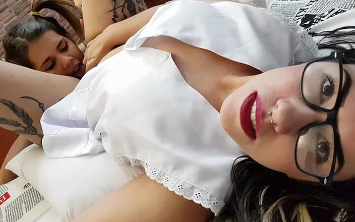 FetishKing: Erotyczne lizanie tyłka nauczycielka i uczennica przez najlepsze dziewczyny Barbara...