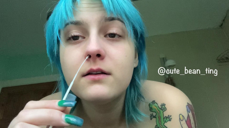 Alice Bean: Topless indotto starnutendo