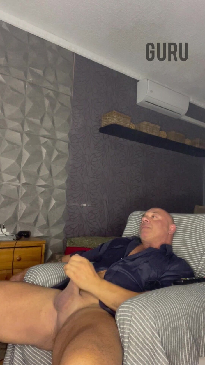 Mr. Guru: 家でソロオニー このシャツ好き