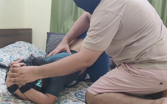SanaThomas: Vriendje vingert Indisch geil Mallu-meisje in sokken en oraal deel 1
