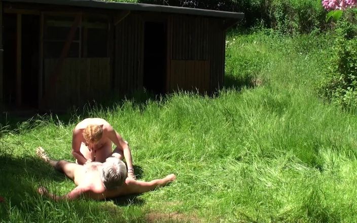 Muschi movie official: Casal amador maduro fode ao ar livre no jardim