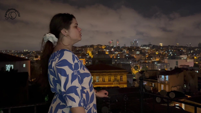 Your fantasy studio: Kouření na balkóně s výhledem na město