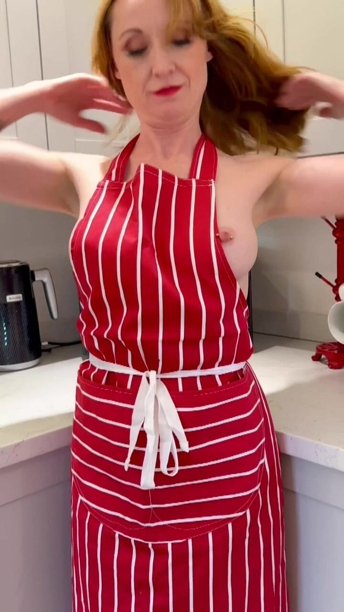 Lily kink: La MILF in Cucina Si Serve Con Lo Yogurt